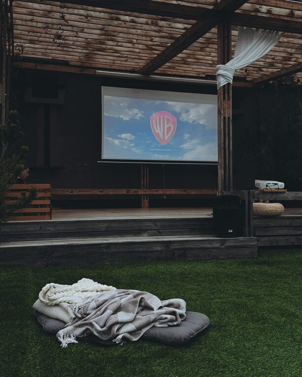 Tips for Hosting a Cozy Movie Night at Home Everyone Will Enjoy